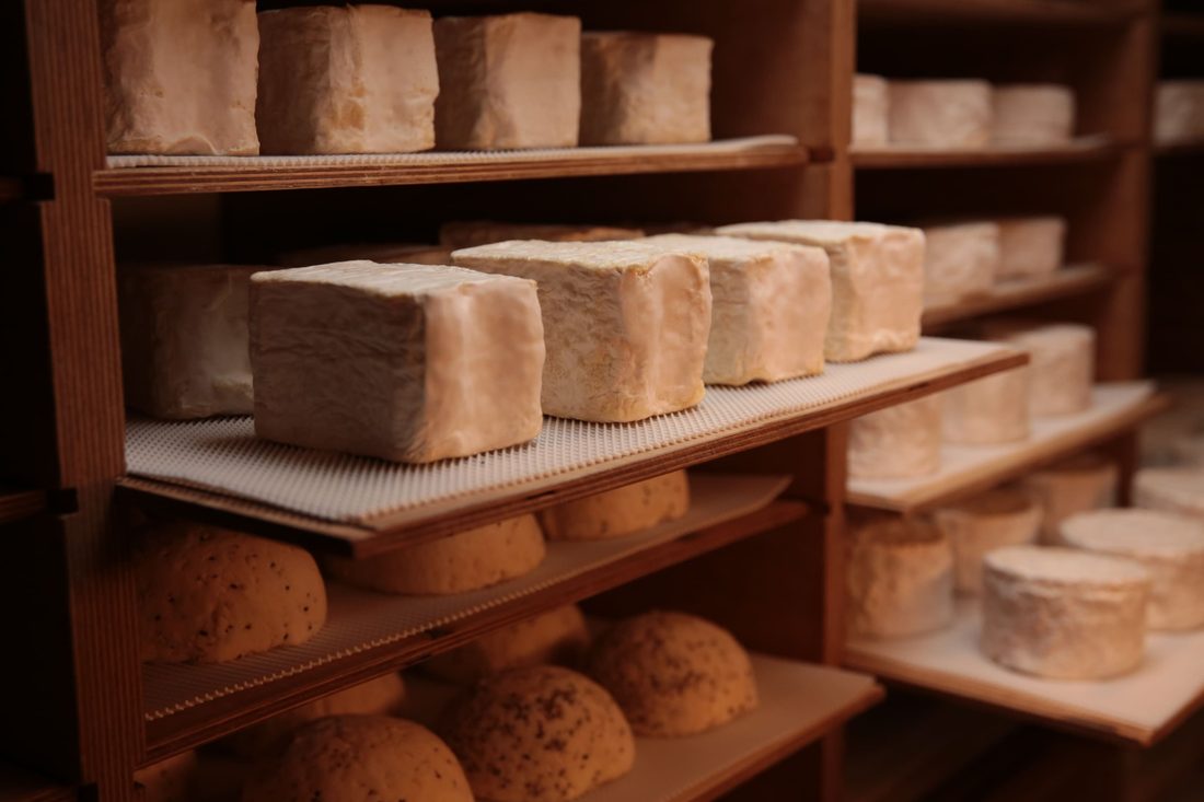 Weichkäse auf Holzregalen
