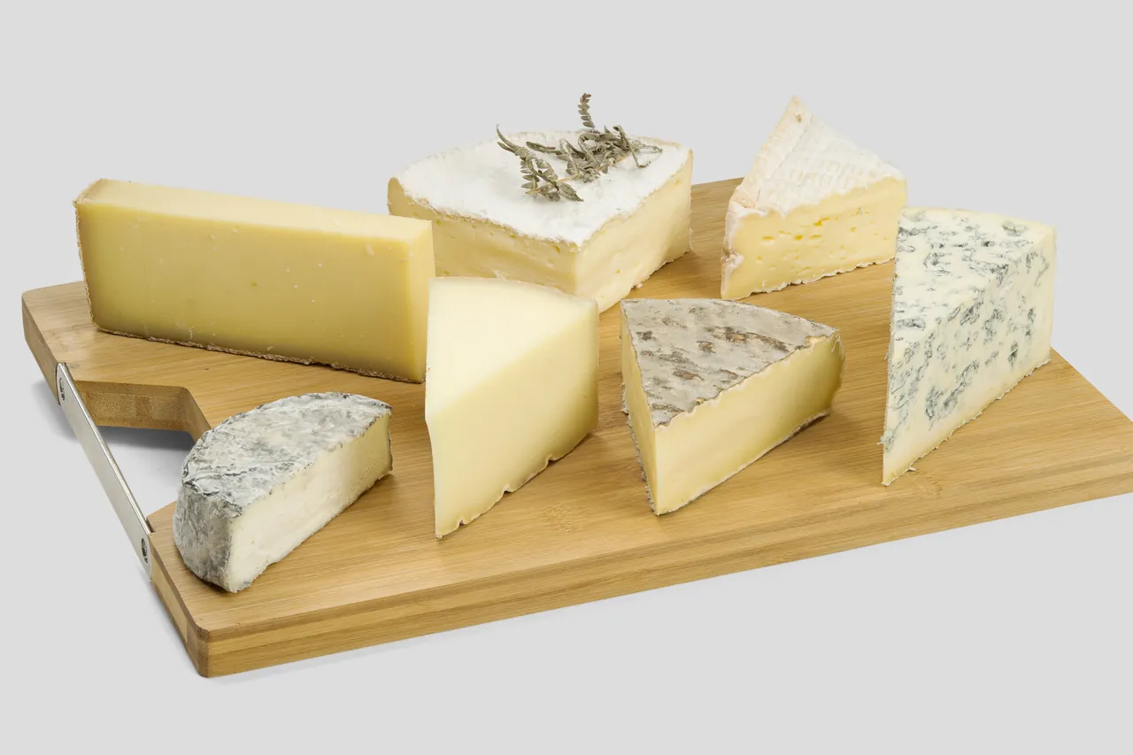 Käsebrett mit Hartkäse, Weichkäse und Blauschimmel