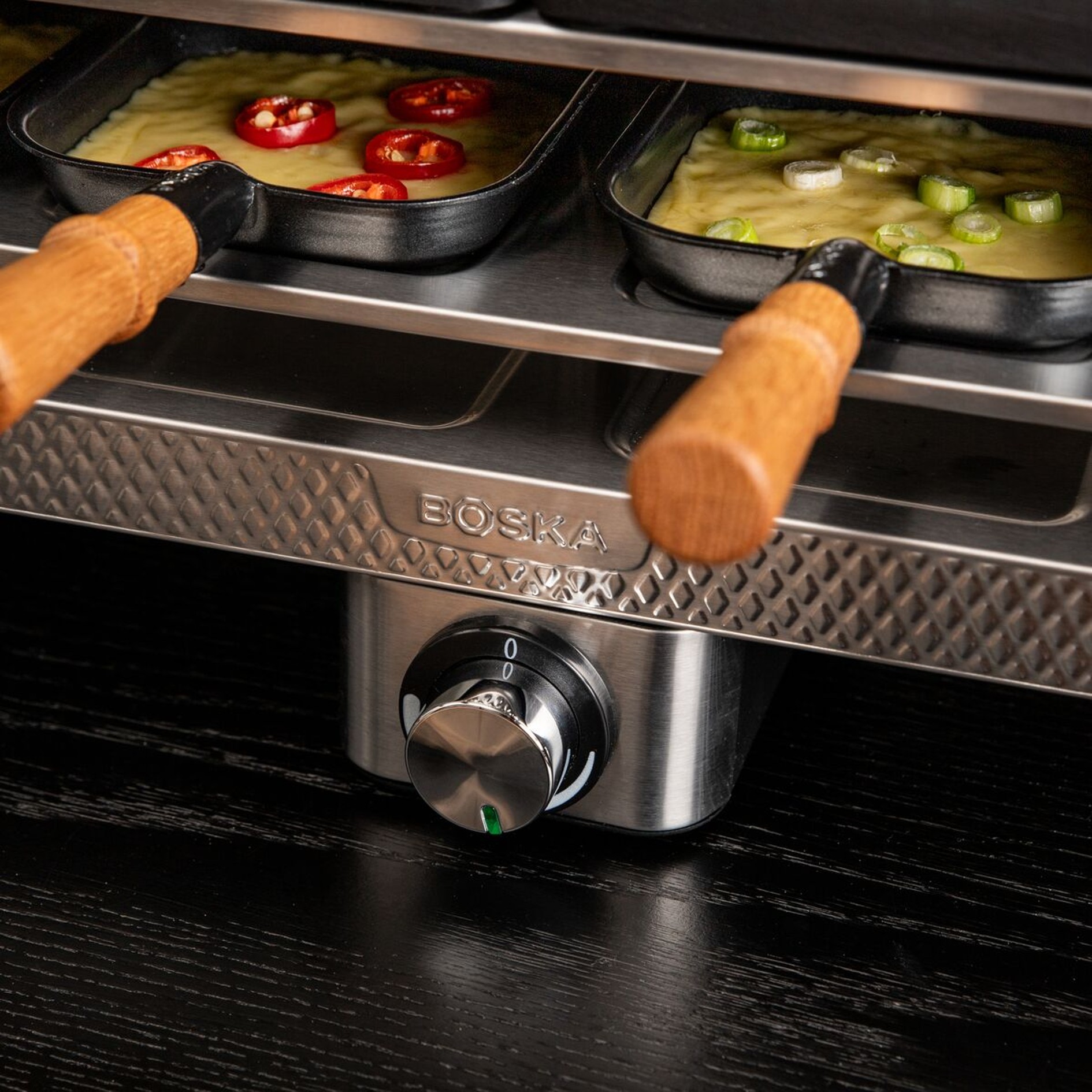 Raclette Gourmet Pro: Pfännchen mit Eichenholzgriffen und Temperaturregler