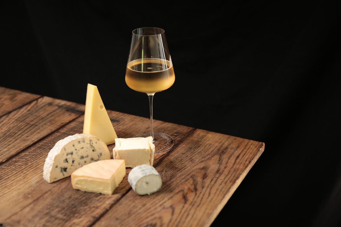 Käseauswahl mit Wein auf Holzbrett