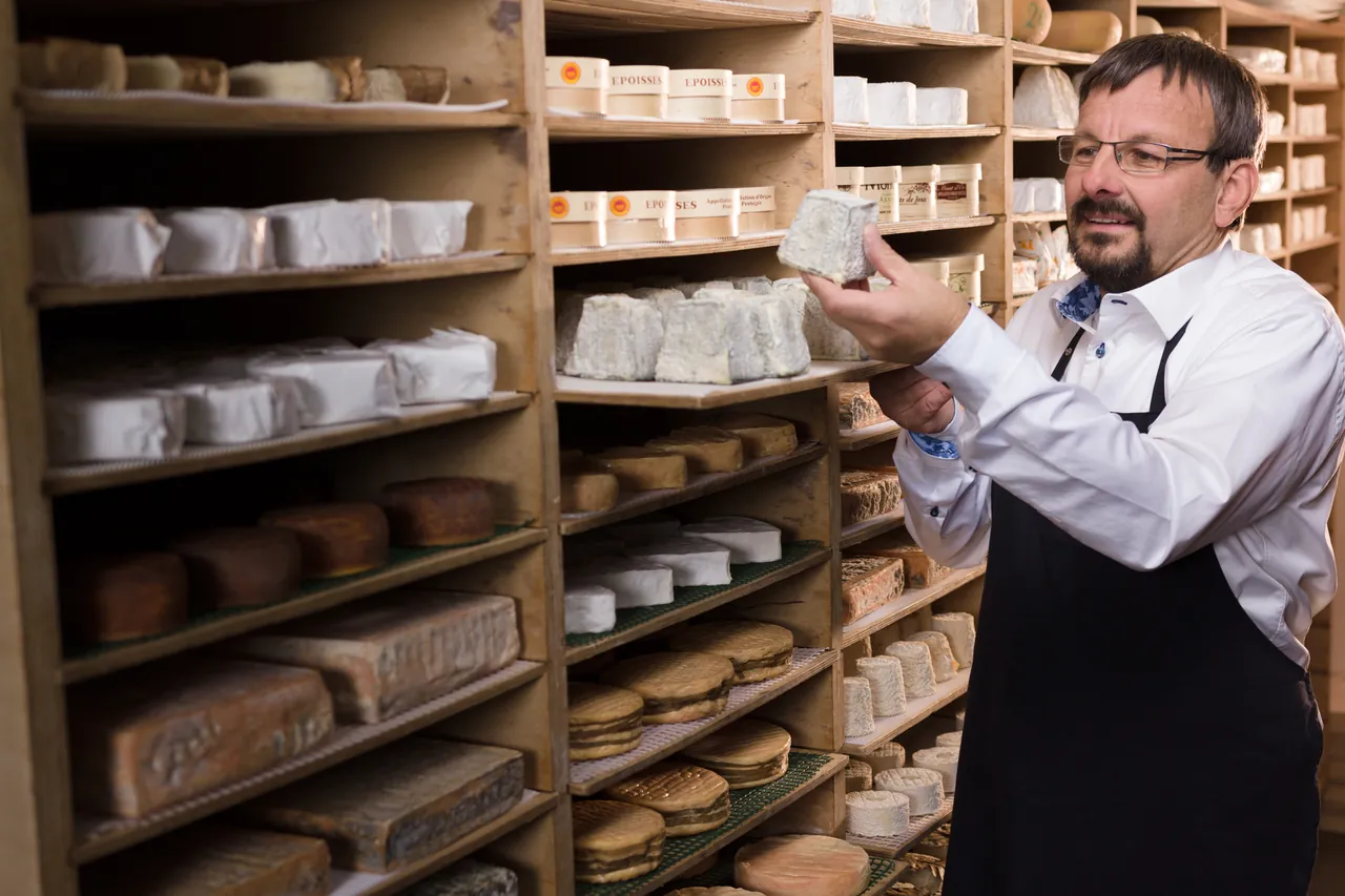 Wolfgang Hofmann prüft einen Käse im Reiferaum