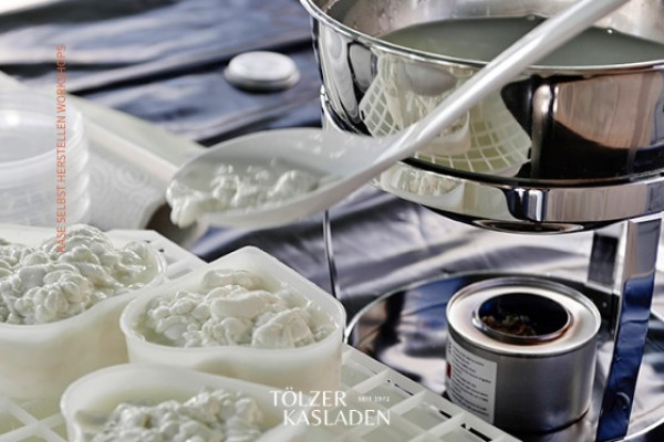 Frisch geformter Käse in Formen beim Workshop Käse selbst herstellen